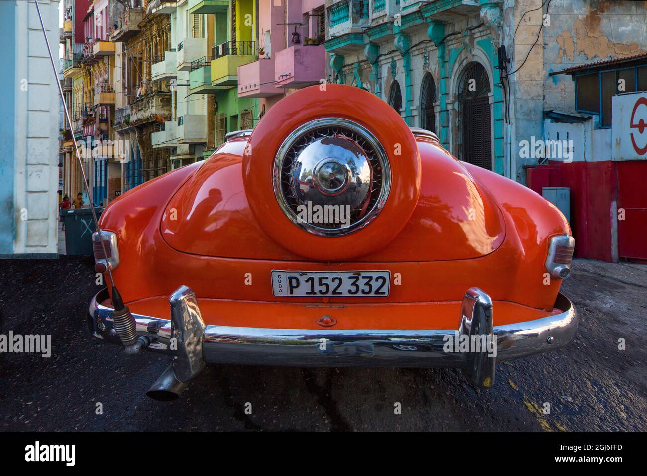 Cuba, l'Avana. Parte posteriore della vettura arancione degli anni '50. Foto Stock
