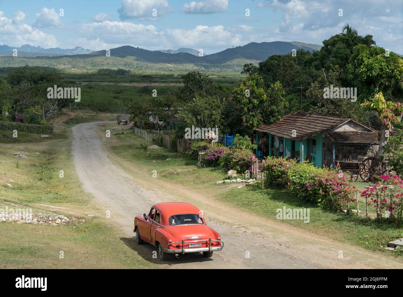 Cuba. Scena di campagna con l'automobile. Foto Stock