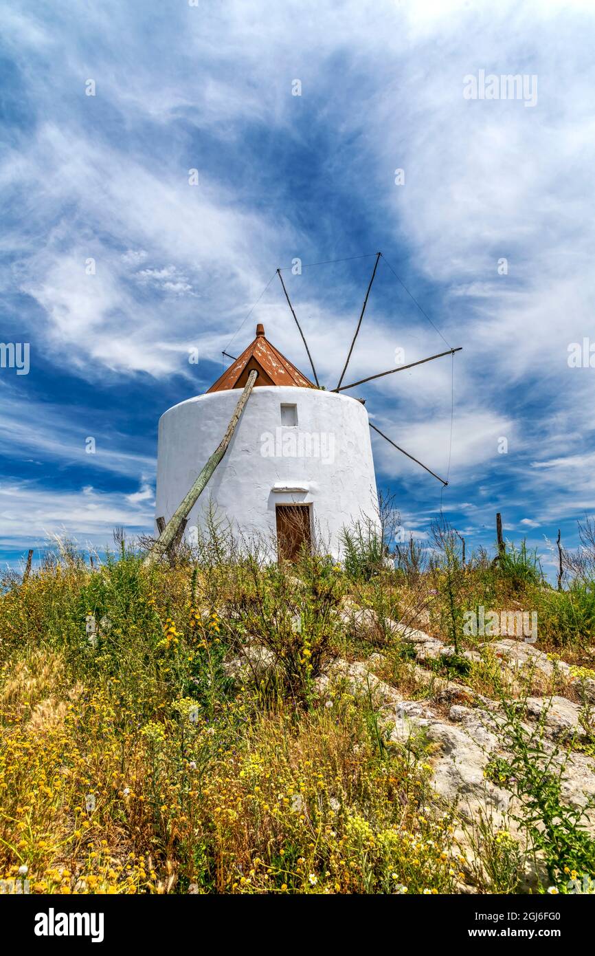 Mulino a vento in un paesaggio rurale di Andalusia, Spagna Foto Stock