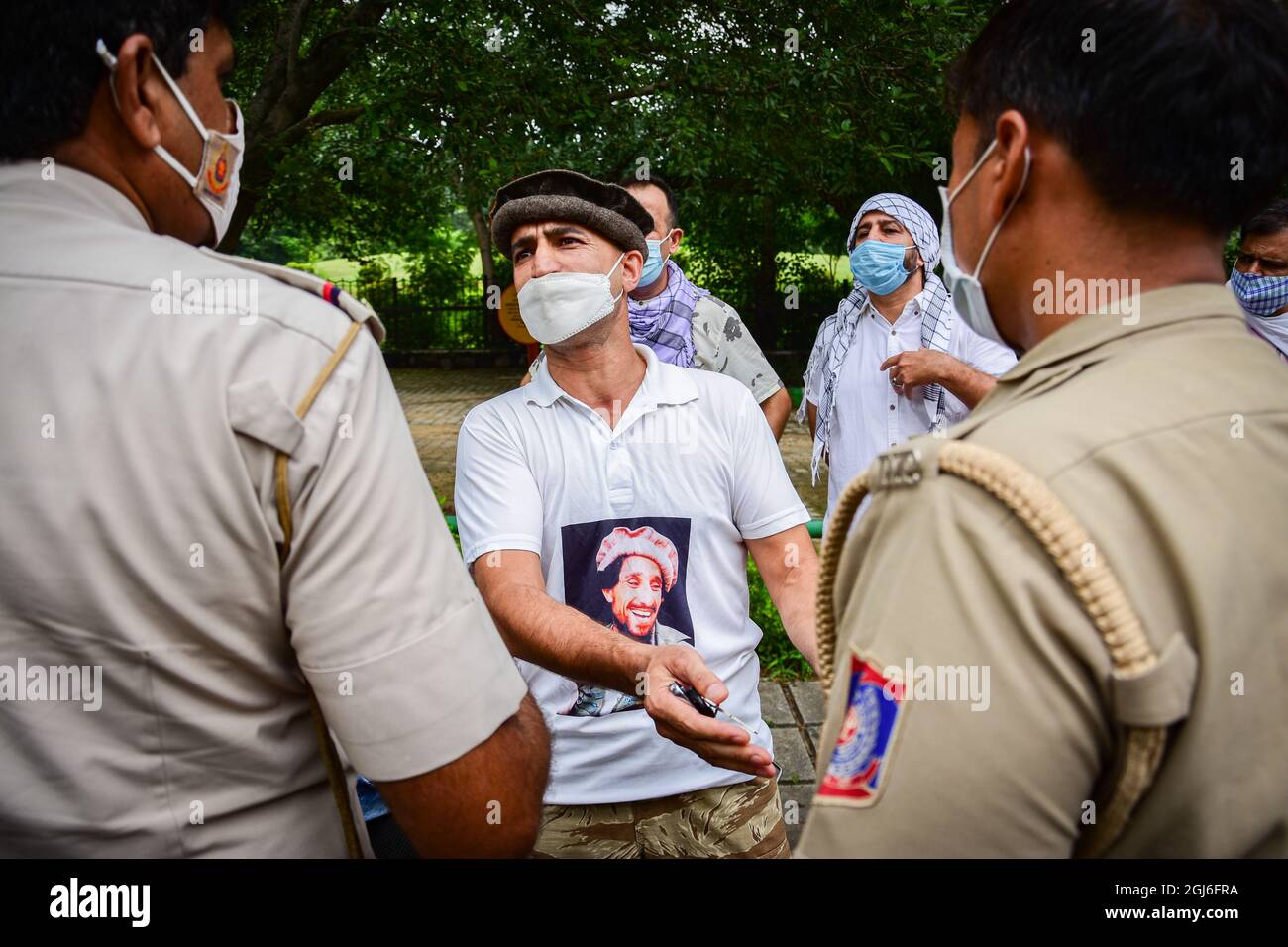 New Delhi, India. 9 settembre 2021. Un rifugiato afghano che indossa una t-shirt con una foto dell'ex comandante Mujahideen ucciso Ahmad Shah Massoud, parla con un poliziotto dopo che gli è stato negato il permesso di tenere una protesta presso l'ambasciata pakistana a Nuova Delhi. (Foto di Manish Rajput | SOPA Images/Sipa USA) Credit: Sipa USA/Alamy Live News Foto Stock