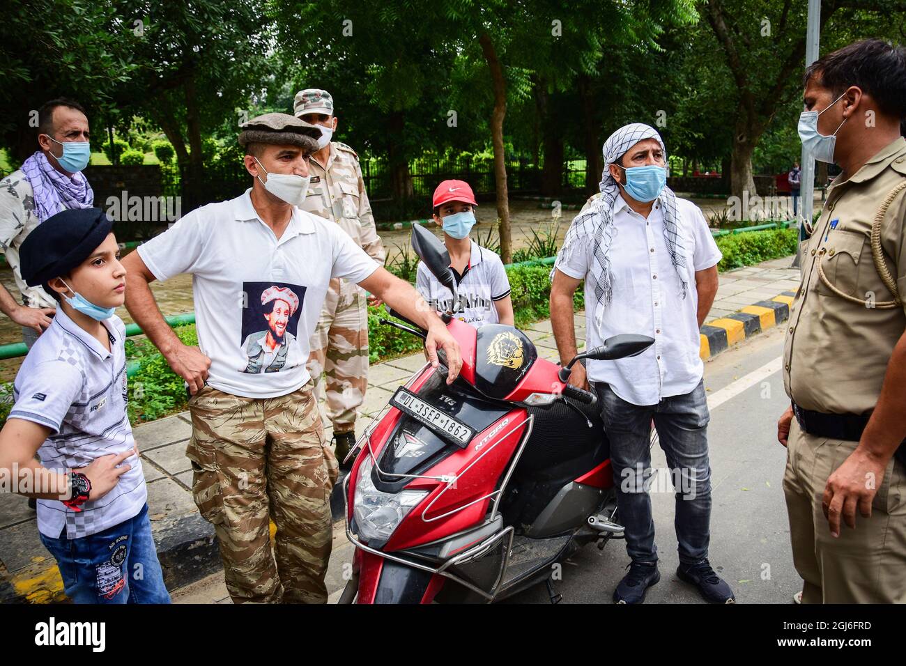 New Delhi, India. 9 settembre 2021. Un rifugiato afghano che indossa una t-shirt con una foto dell'ex comandante Mujahideen ucciso Ahmad Shah Massoud, parla con un poliziotto dopo che gli è stato negato il permesso di tenere una protesta presso l'ambasciata pakistana a Nuova Delhi. (Foto di Manish Rajput | SOPA Images/Sipa USA) Credit: Sipa USA/Alamy Live News Foto Stock