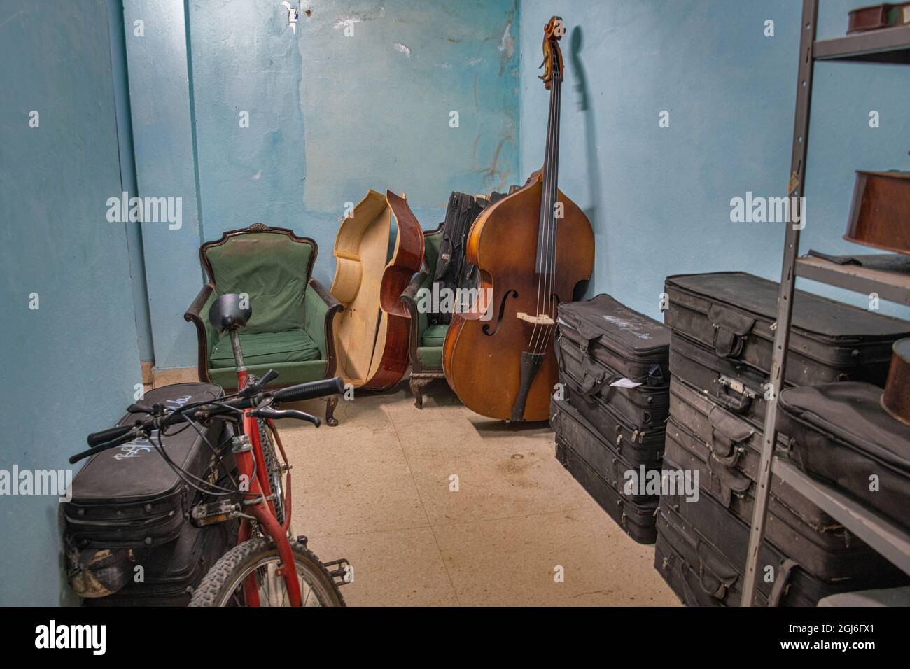 Parti in officina di riparazione di strumenti a corda presso la Scuola Nazionale Centrale d'Arte, l'Avana, Cuba Foto Stock