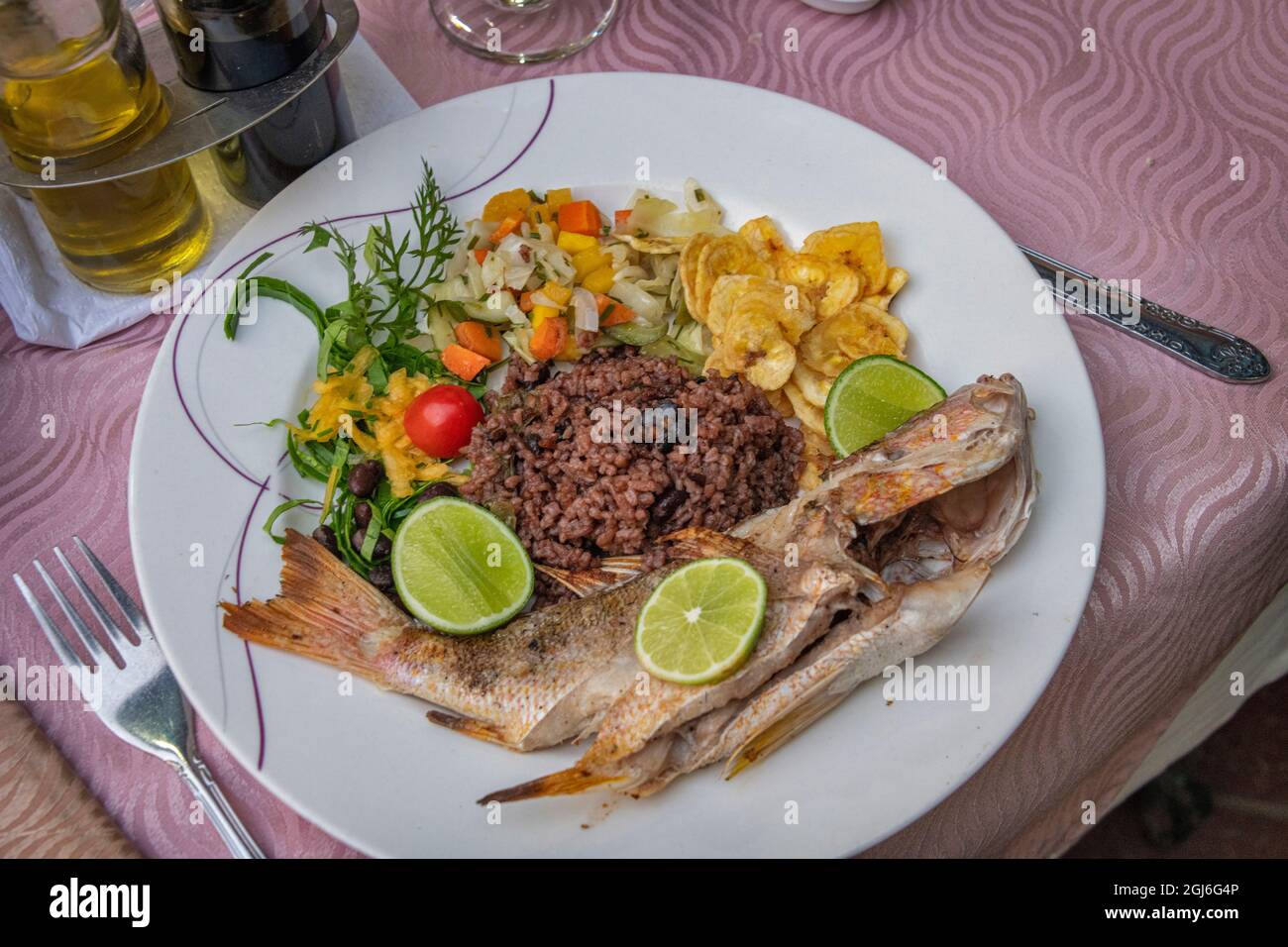 Pesce con verdure su un piatto in un ristorante Trinidad, Cuba Foto Stock