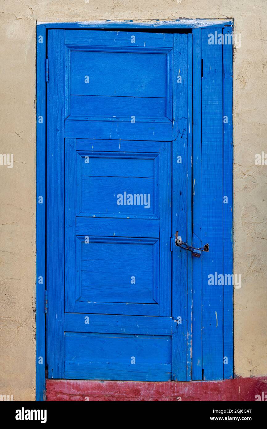 Porta rustica in legno blu con serratura sulla facciata gialla a Trinidad, Cuba Foto Stock