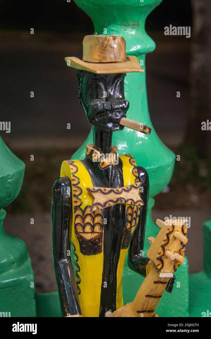 Piccola statua di uomo nero con chitarra in vendita a Vinales, Cuba. Foto Stock