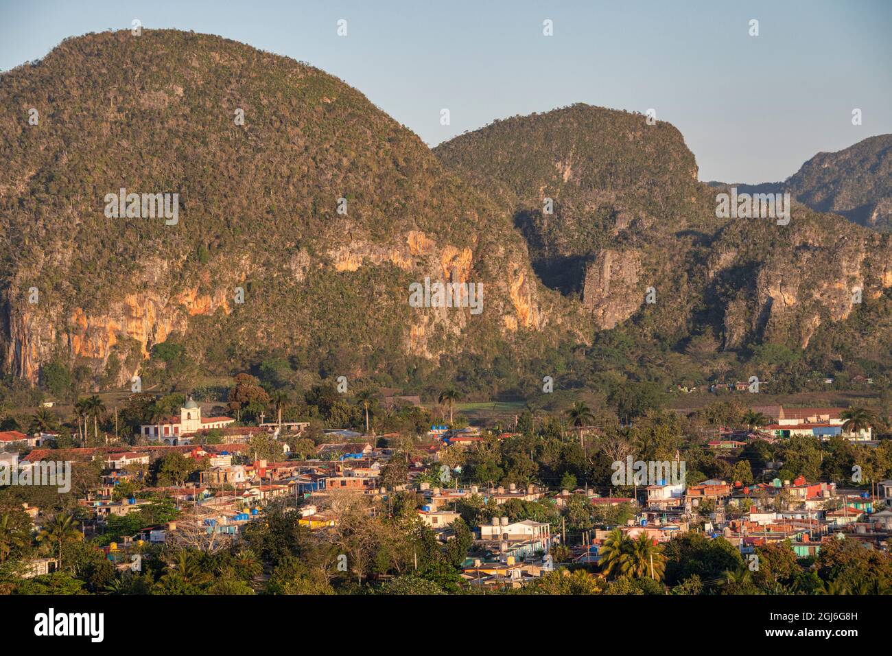 Vista mattutina del villaggio dei Vinales circondato da mogotes, la valle dei Vinales, Cuba. Foto Stock