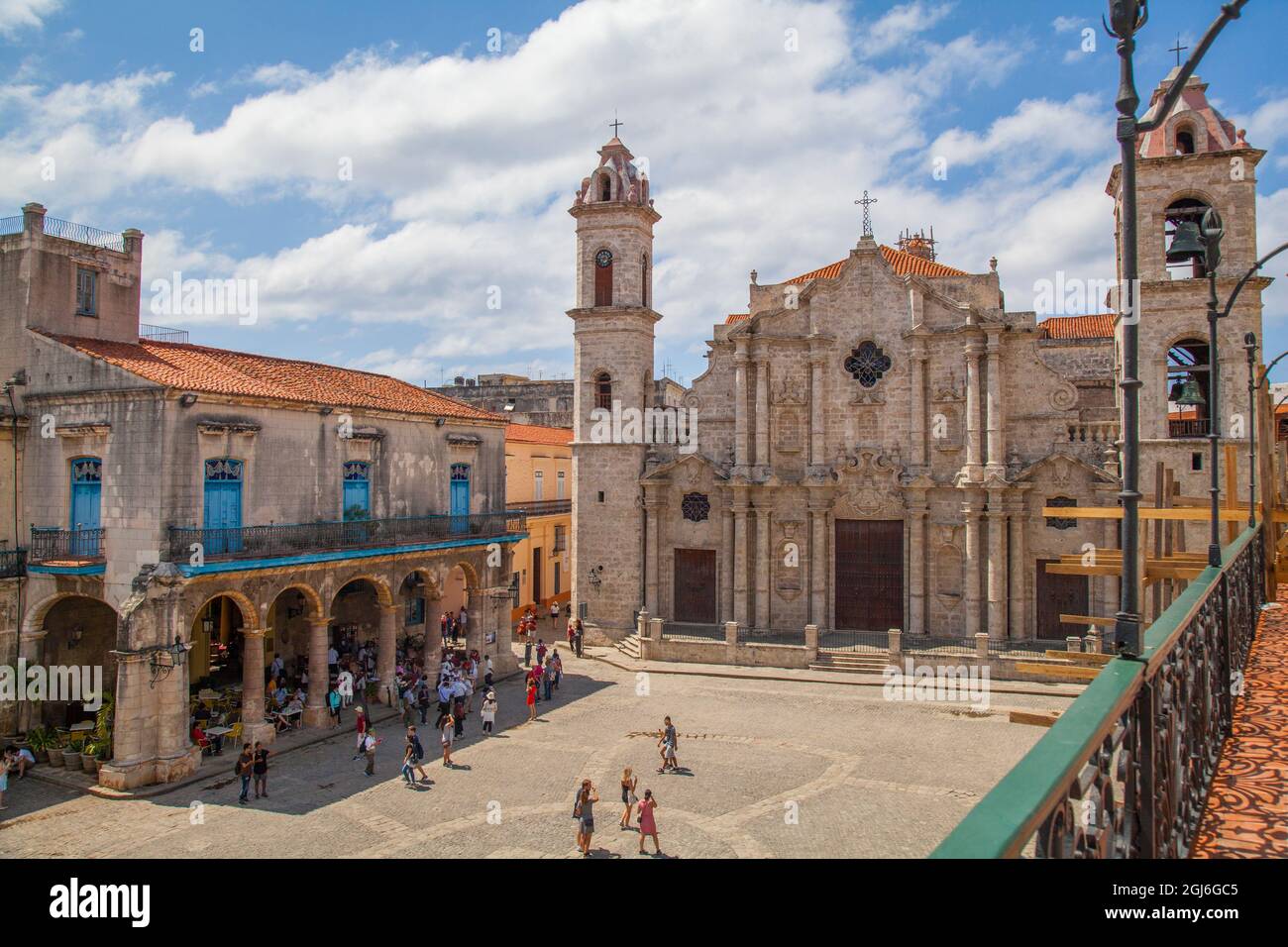 Cuba, provincia di Ciudad de la Habana. Il quartiere di la Habana Vieja, dichiarato Patrimonio dell'Umanità, Piazza della Cattedrale e Catedral de la Virgen Maria de la Foto Stock