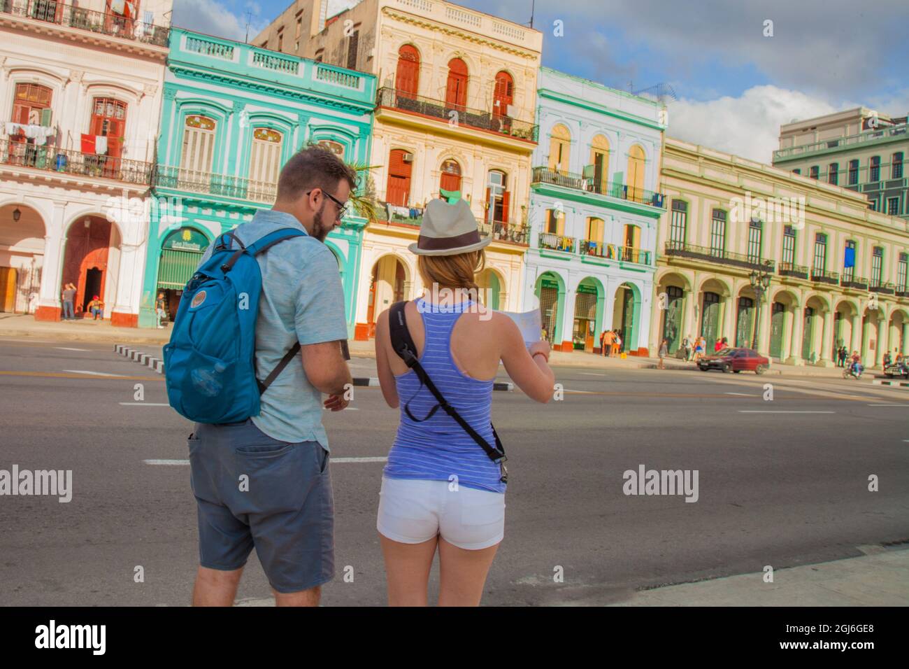 Turisti americani in cerca di indicazioni stradali e mappa a Old Havana, Cuba. Foto Stock