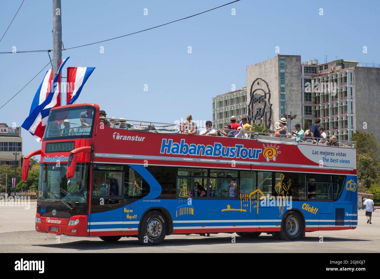 Autobus a due piani rosso tour in Piazza della Rivoluzione a l'Avana, Cuba. Foto Stock