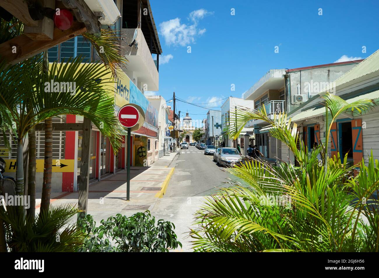 Caraibi, Antille francesi, Guadalupa. Isola Marie-Galante, parte della Francia. Guardando verso nord-est su Rue de l'Eglise (angolo di Rue du Fort) verso Foto Stock