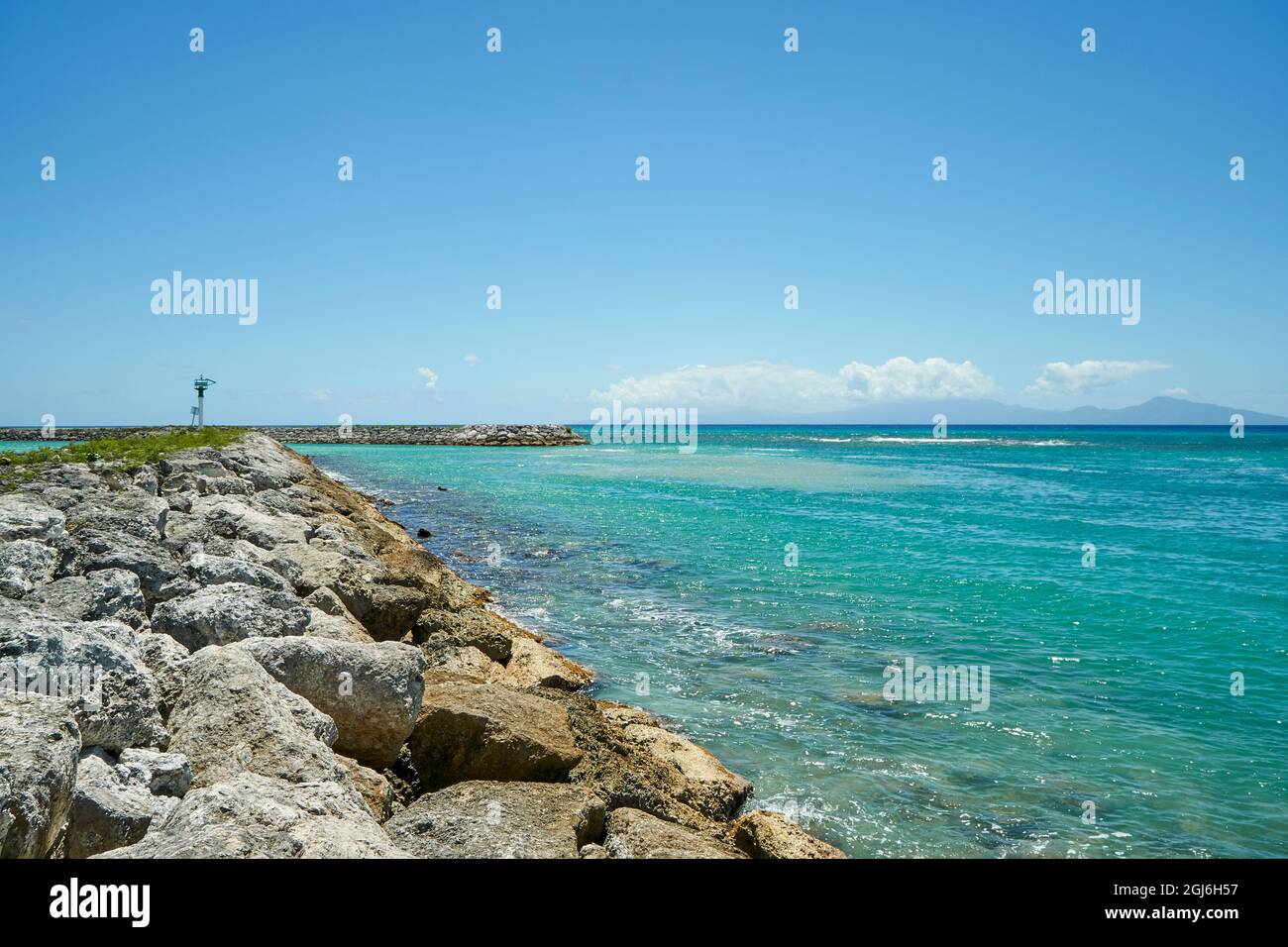 Caraibi, Antille francesi, Guadalupa. Isola Marie-Galante, parte della Francia. Guardando a sud-est lungo il molo presso il porto turistico della città (comune) Foto Stock