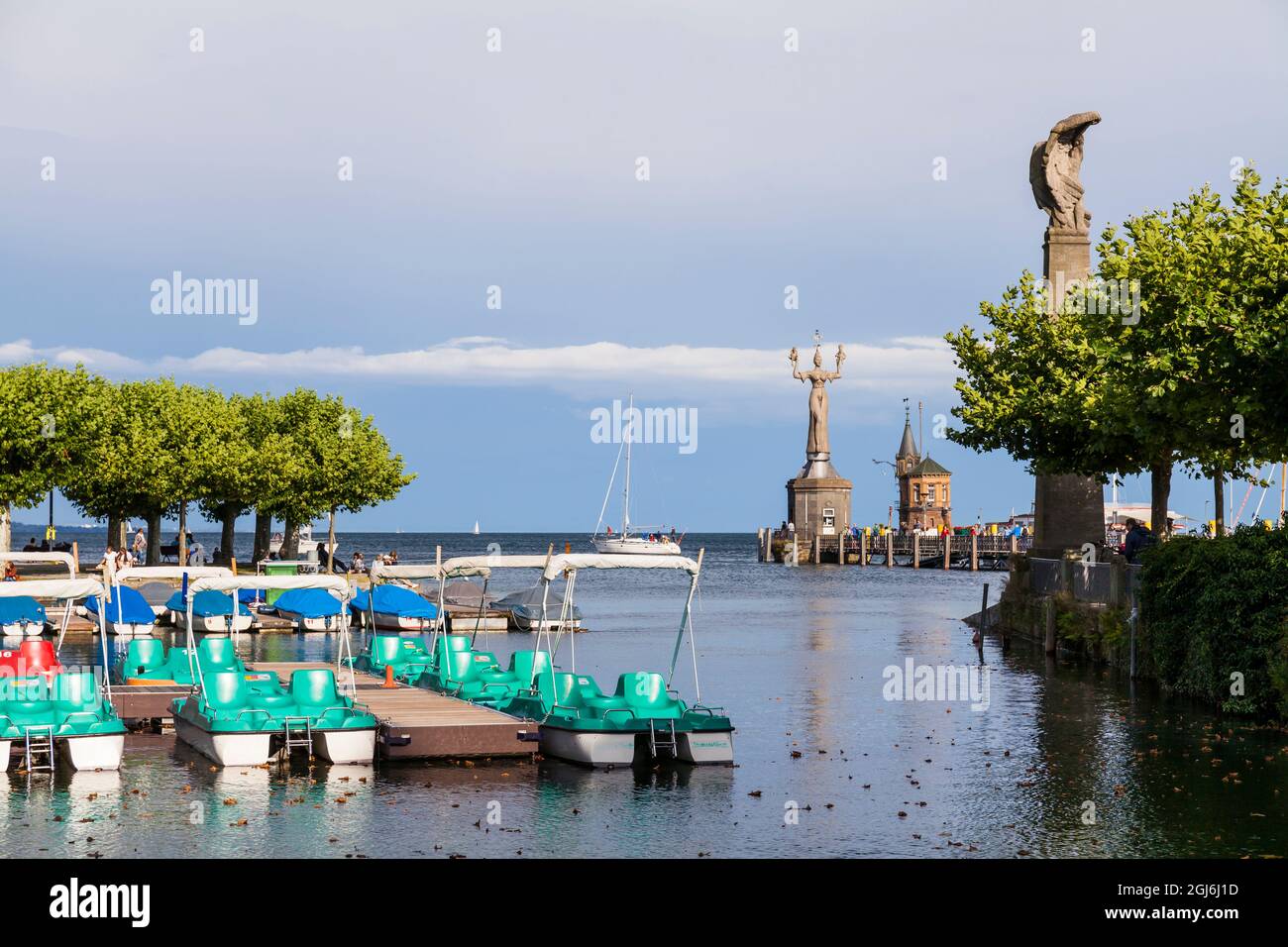 Costanza al Lago di Costanza con pedalò e ingresso al porto, faro e Imperial sullo sfondo Foto Stock