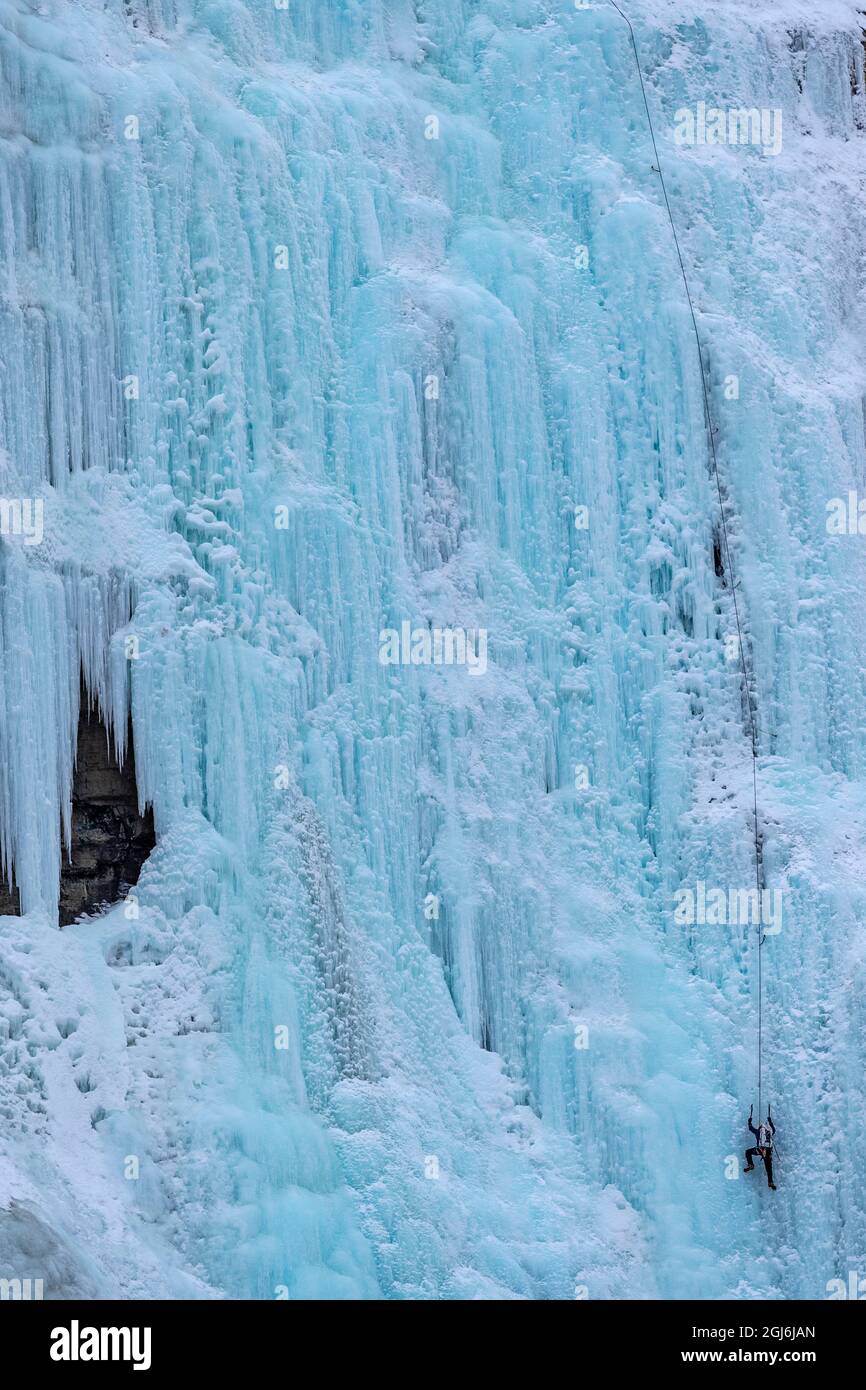 Ice climber sul piangente muro di ghiaccio nel Banff National Park, Alberta, Canada. Foto Stock