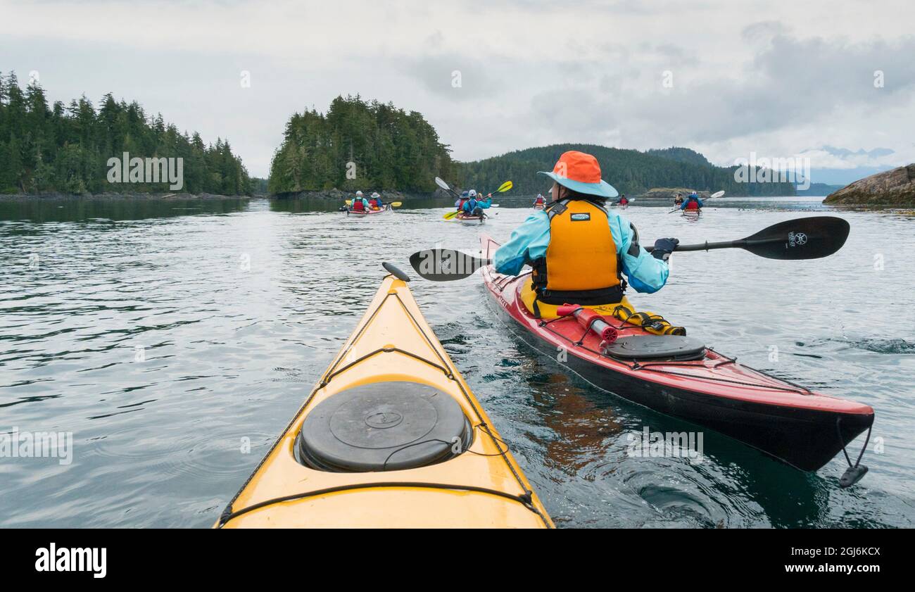 Canada, British Columbia. Kayak da mare pagaia nell'arcipelago di Broughton  vicino a Blackfish Sound Foto stock - Alamy