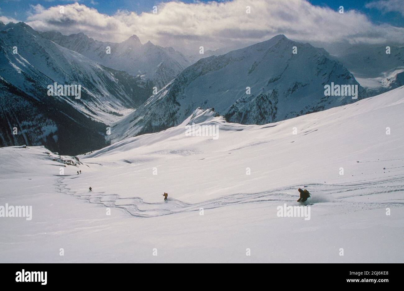 Un gruppo di sciatori si diverge con lo sci alpino a Battle Abbey, Selkirk Mountains, British Columbia Foto Stock
