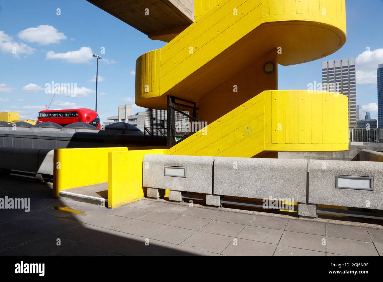 Scala circolare gialla presso la Hayward Gallery, South Bank Center, Londra, Regno Unito Foto Stock