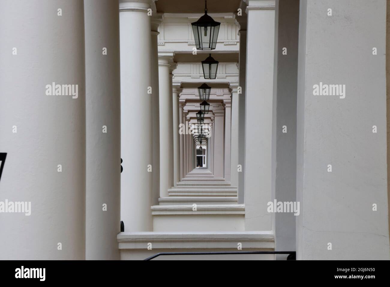 Vista attraverso i portici d'ingresso di Warwick Square, Pimlico, Londra, Regno Unito Foto Stock
