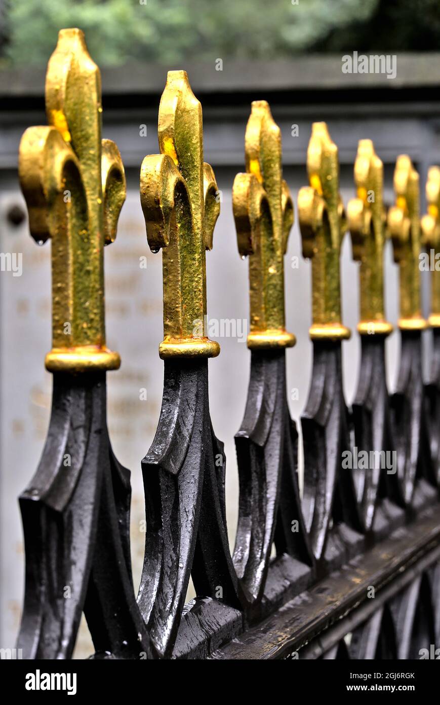 Parte di una recinzione decorativa in metallo color oro Foto Stock