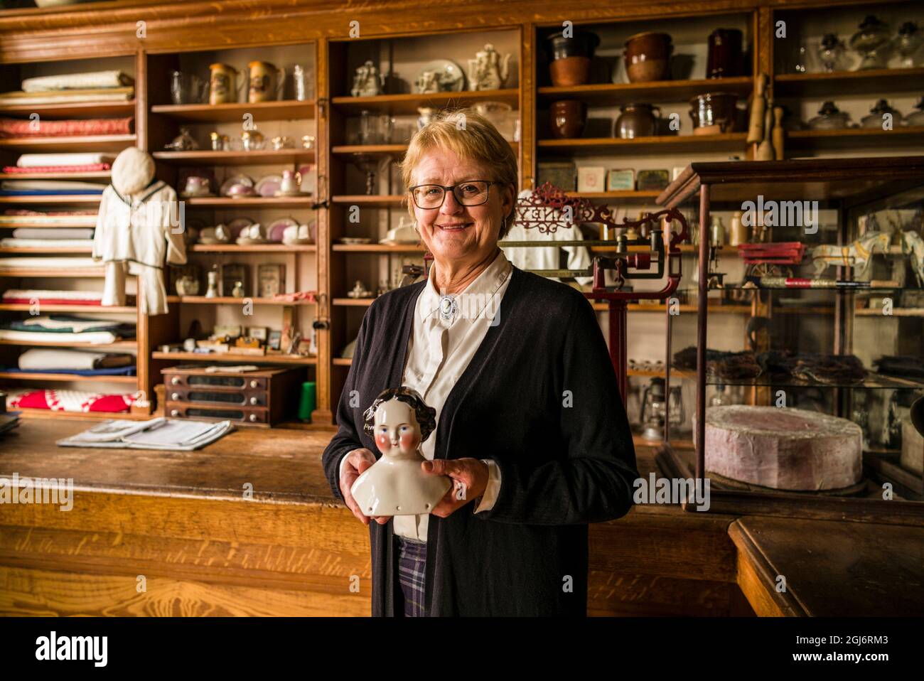 Canada, Prince Edward Island, Orwell, Orwell Corner Historic Village, docent in Clarke's Store and House, b. 1860. Foto Stock
