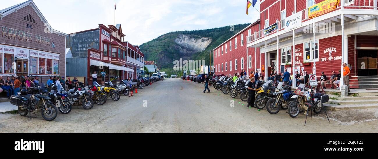 Canada, Yukon Territory, Moto linea 2a Avenue a Dawson City durante l'annuale giro Dust to Dawson. Foto Stock