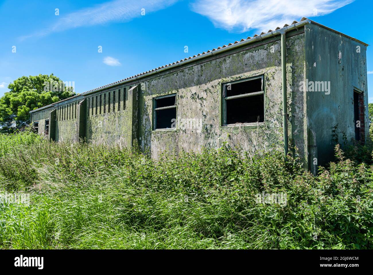 Edificio dell'epoca della seconda Guerra Mondiale presso una base dell'Aeronautica reale abbandonata, Irlanda del Nord. Foto Stock