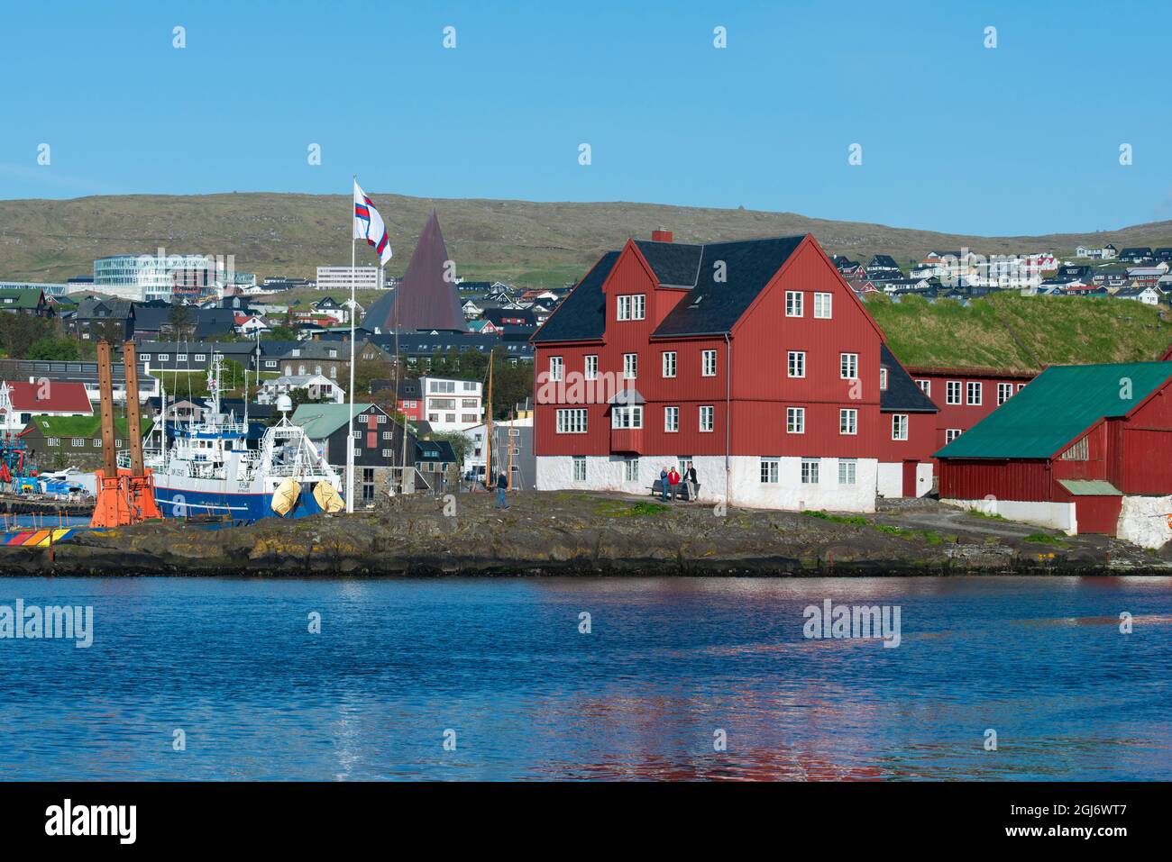 Danimarca, Isole Faroe, Torshavn. Tinganes, zona portuale della Città Vecchia. L'edificio rosso, Skansapakkhusio, è il principale edificio governativo. Foto Stock