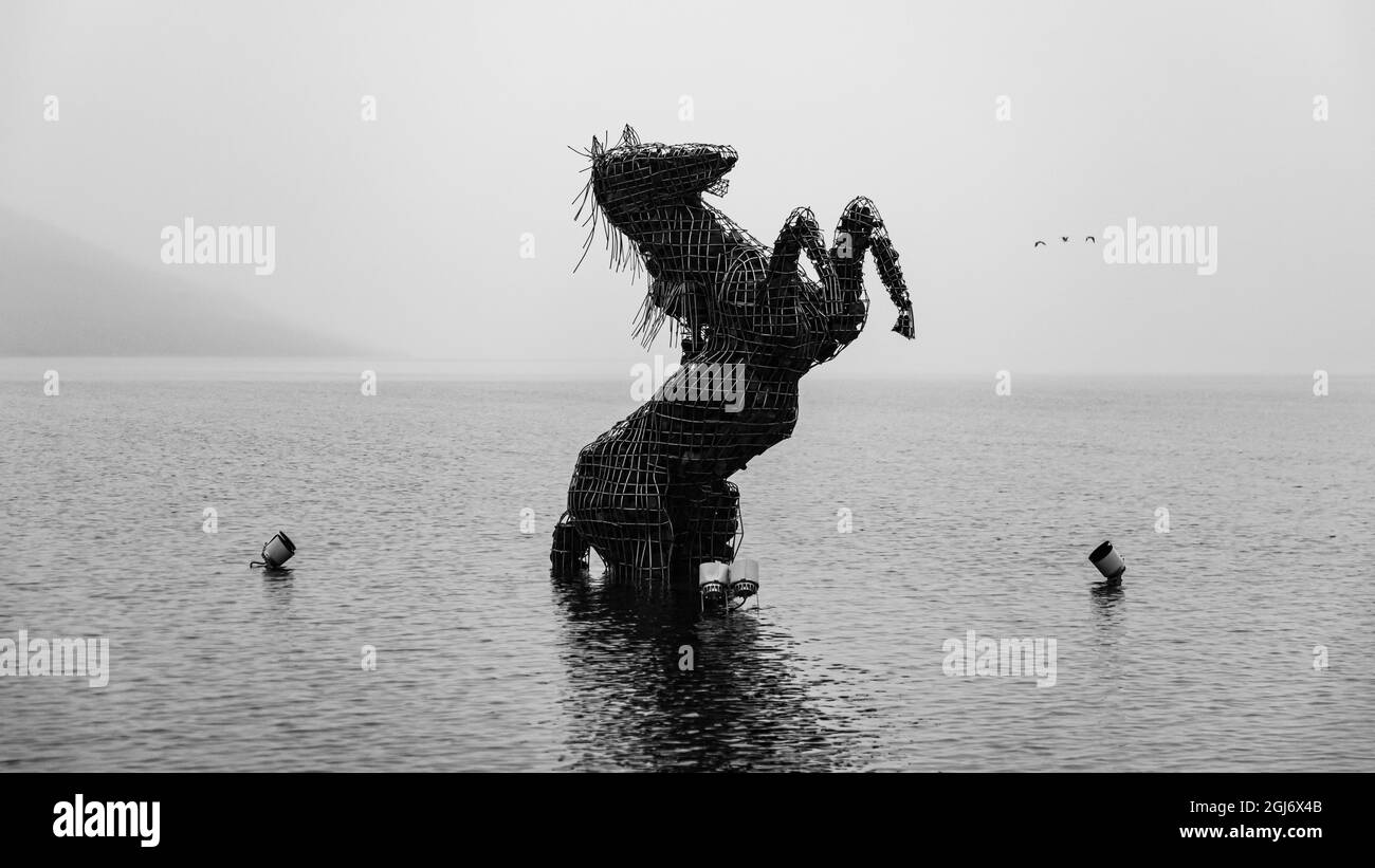 Europa, Isole Faroe. Vista del Nix, una statua del Nix, un mitico cavallo di mare creato dall'artista locale Pol Skardenni nel lago Sorvagsvatn sull'isola Foto Stock