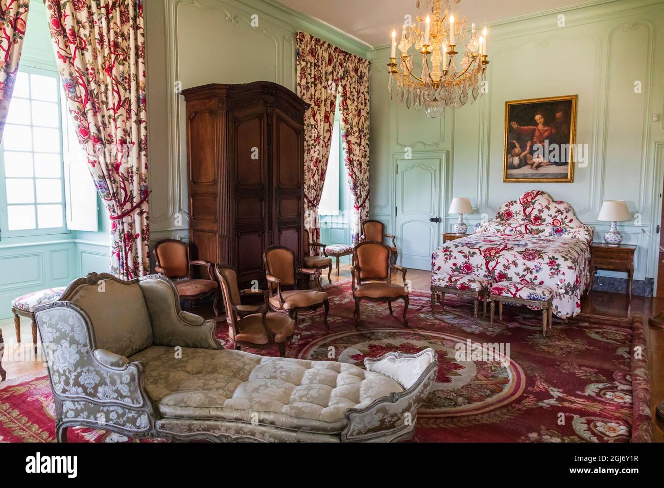 Europa, Francia, Dordogne, Hautefort. Una chaise longue e letto in una camera da letto a Hautefort Castello, Chateau de Hautefort. (Solo per uso editoriale) Foto Stock