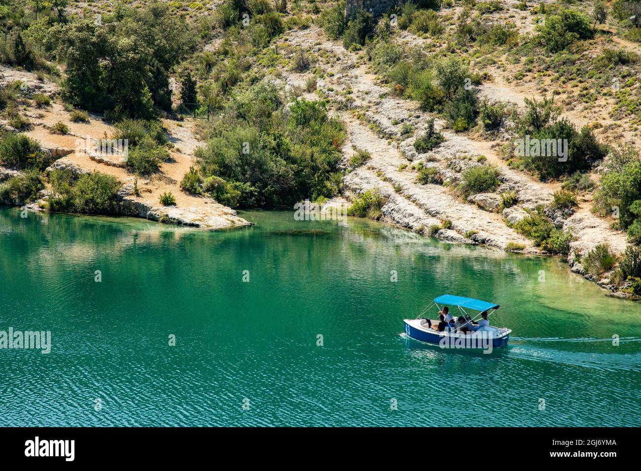 Lac d'Esparron nella regione delle Alpi dell'alta Provenza della Francia meridionale. Foto Stock