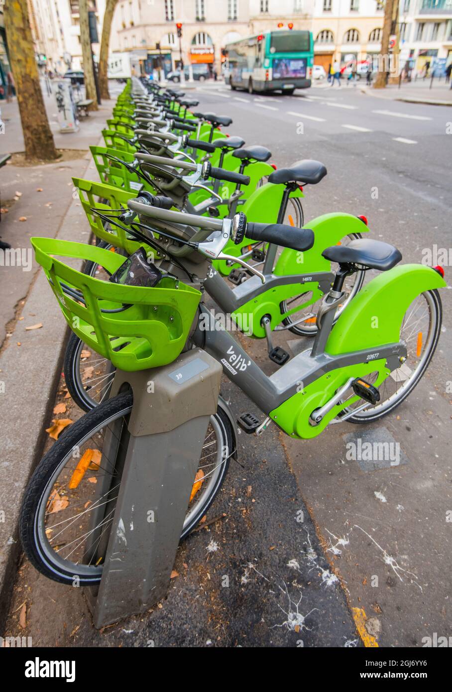 Velib è una delle fonti di noleggio di biciclette a Parigi basate su un sistema Pay and Go, ma non sono forniti caschi. Foto Stock