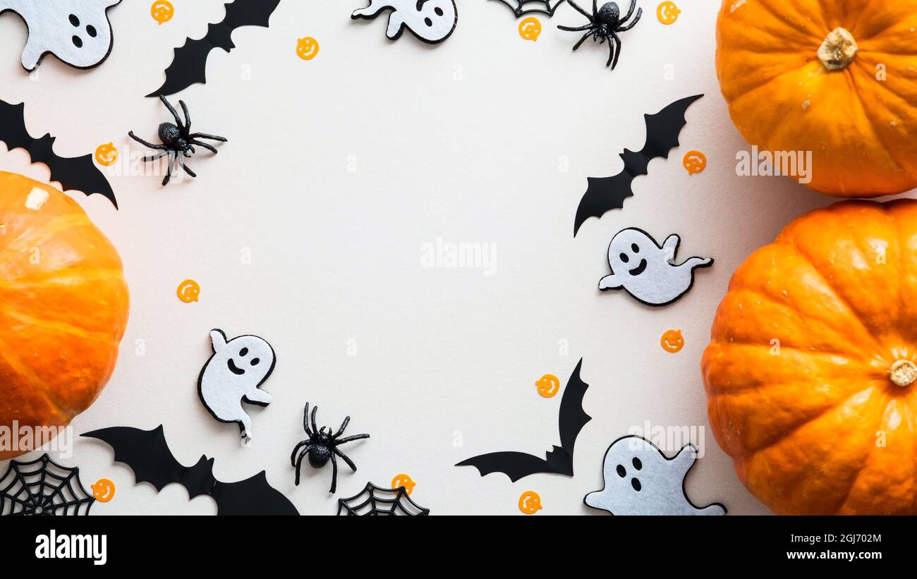 Carino halloween piatto composizione con zucche, fantasmi, pipistrelli, ragni, web su sfondo bianco. Disposizione piatta, vista dall'alto, spazio di copia. Buon divieto di Halloween Foto Stock