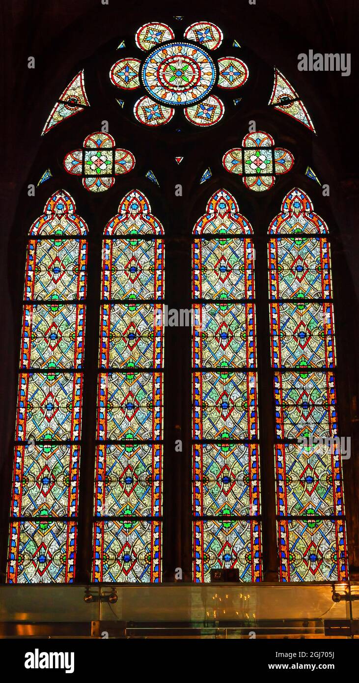 Verde Rosso Blu disegni vetrate, Cattedrale di Notre Dame, Parigi, Francia. Notre Dame fu costruita tra il 1163 e il 1250 d.C. Foto Stock