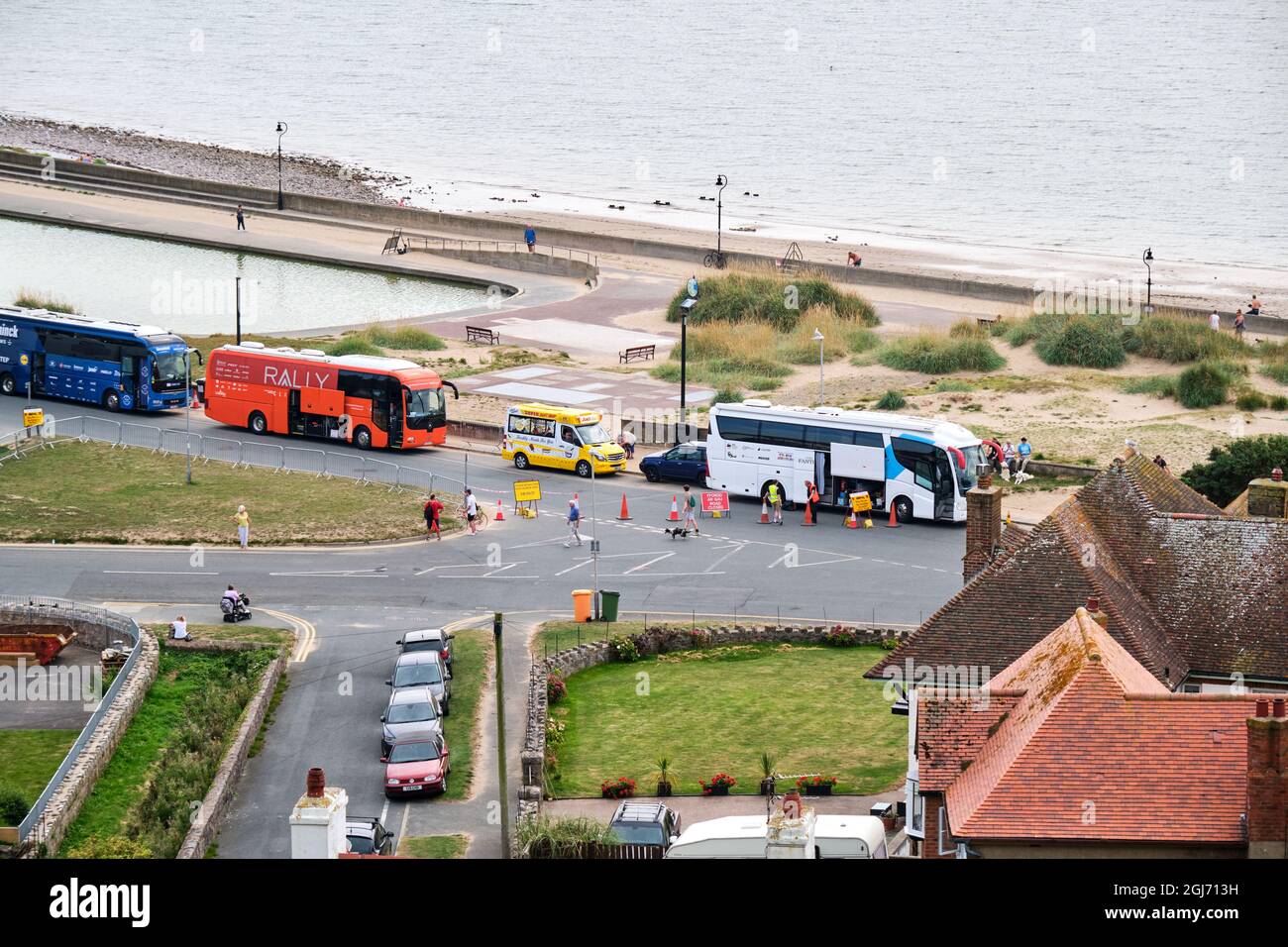 Un furgone gelato parcheggiato incongruamente nella fila di autobus di squadra a West Shore, Llandudno per il finale del Tour of Britain 2021 fase 4 Foto Stock