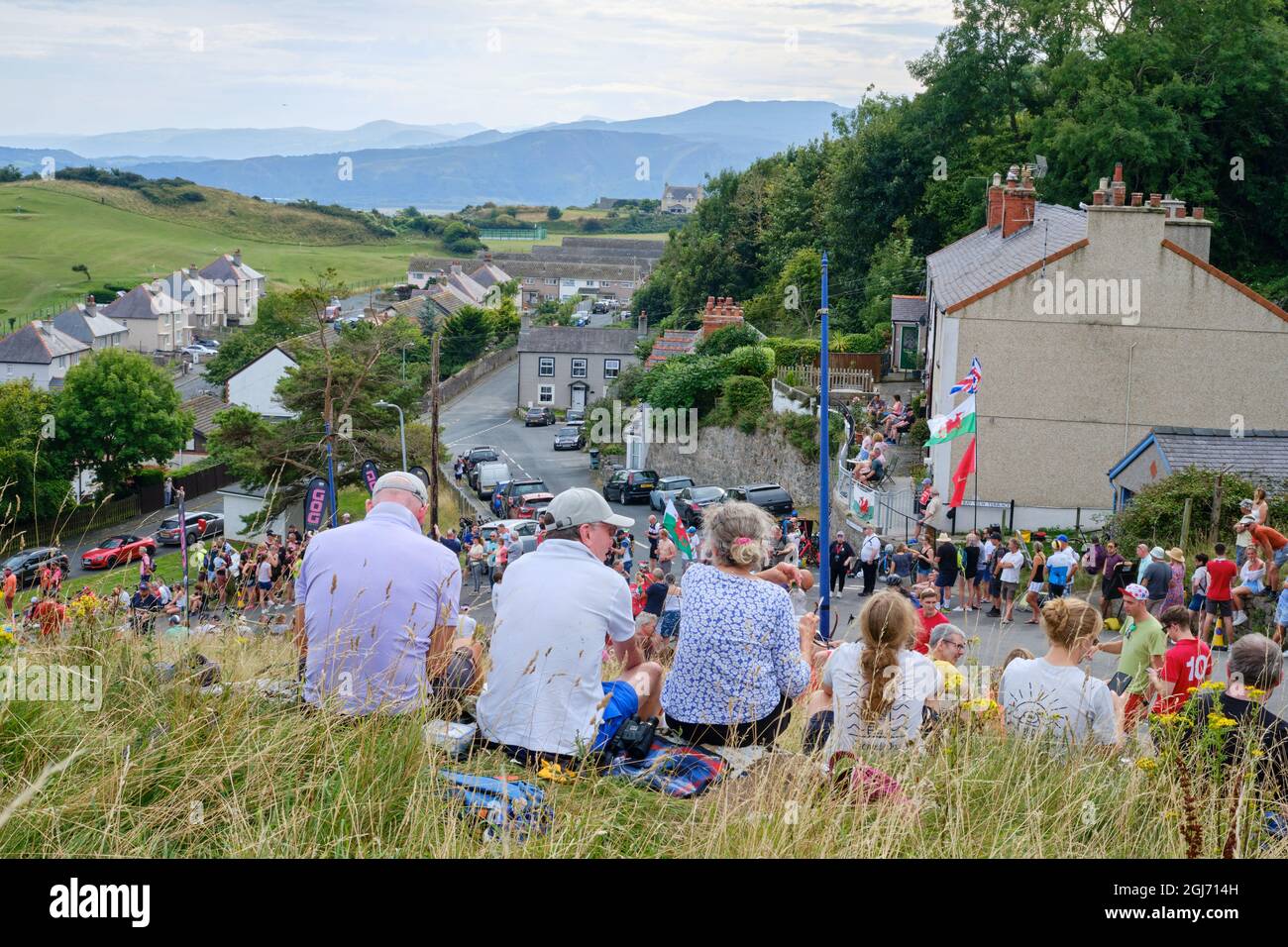 Gli spettatori allineano la ripida salita fino alla Grande Orme, Llandudno per il finale del Tour of Britain 2021 fase 4 Foto Stock