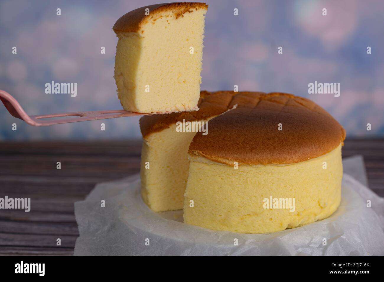 Deliziosa e soffice come il cotone, la soffice Cheesecake giapponese. Punti di messa a fuoco selettivi Foto Stock