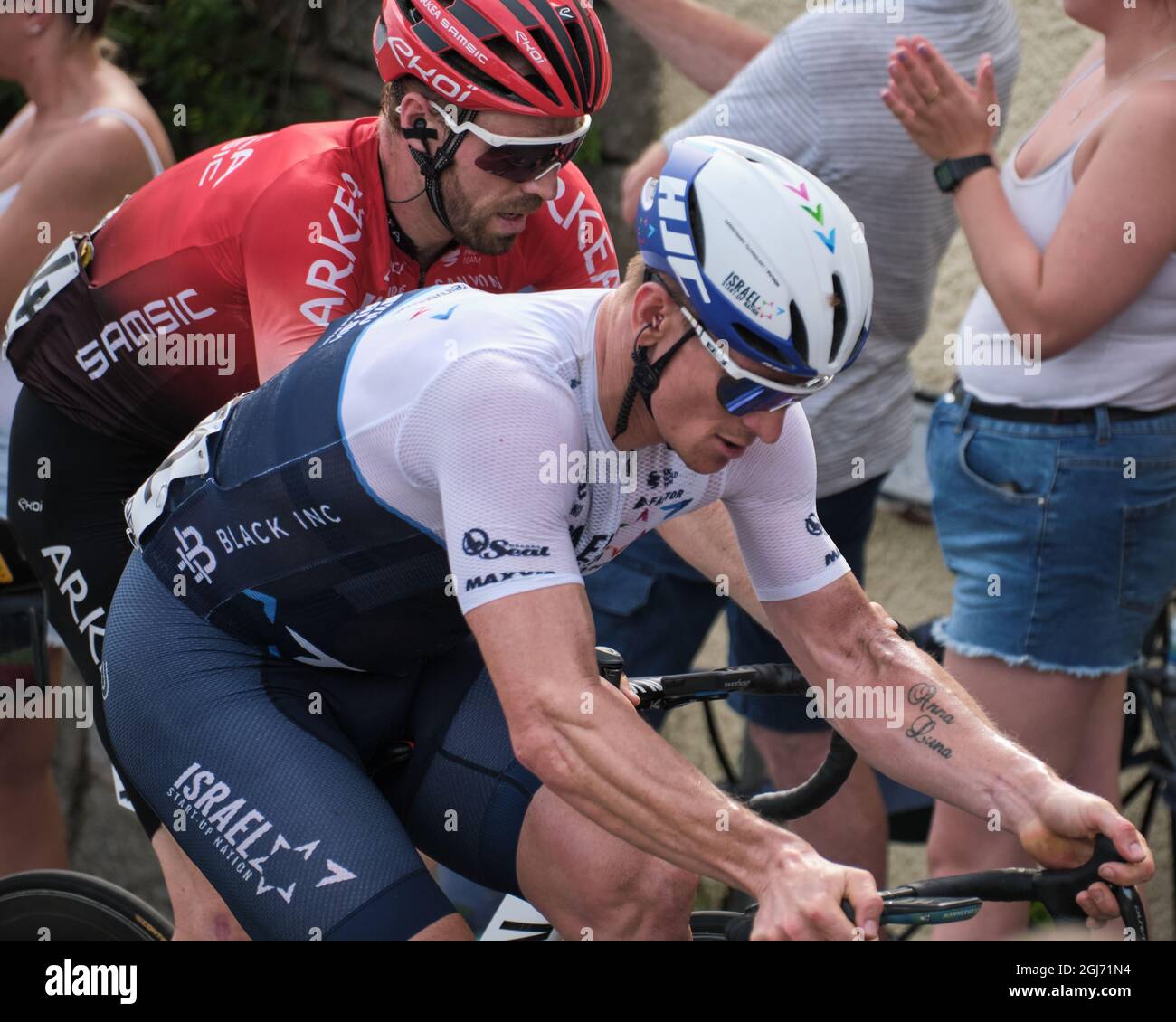 André Greipel e Dan McLay sulla ripida salita fino alla Grande Orme, Llandudno per il finale del Tour of Britain 2021 fase 4 Foto Stock