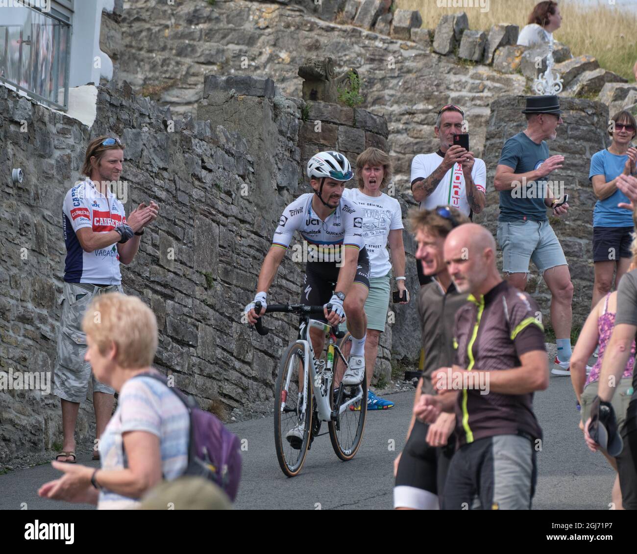 Julian Alaphilippe discende dopo la gara al Great Orme, Llandudno per il finale del Tour della Gran Bretagna 2021 fase 4 Foto Stock