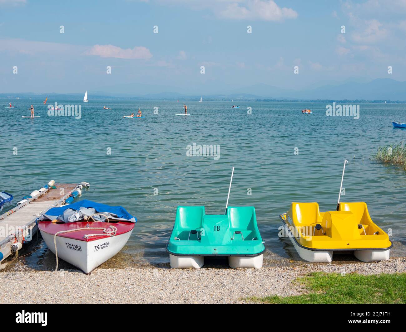 Spiaggia vicino a Gstadt. Lago di Chiemsee nel Chiemgau. Ai piedi delle Alpi Bavaresi in alta Baviera, Germania Foto Stock