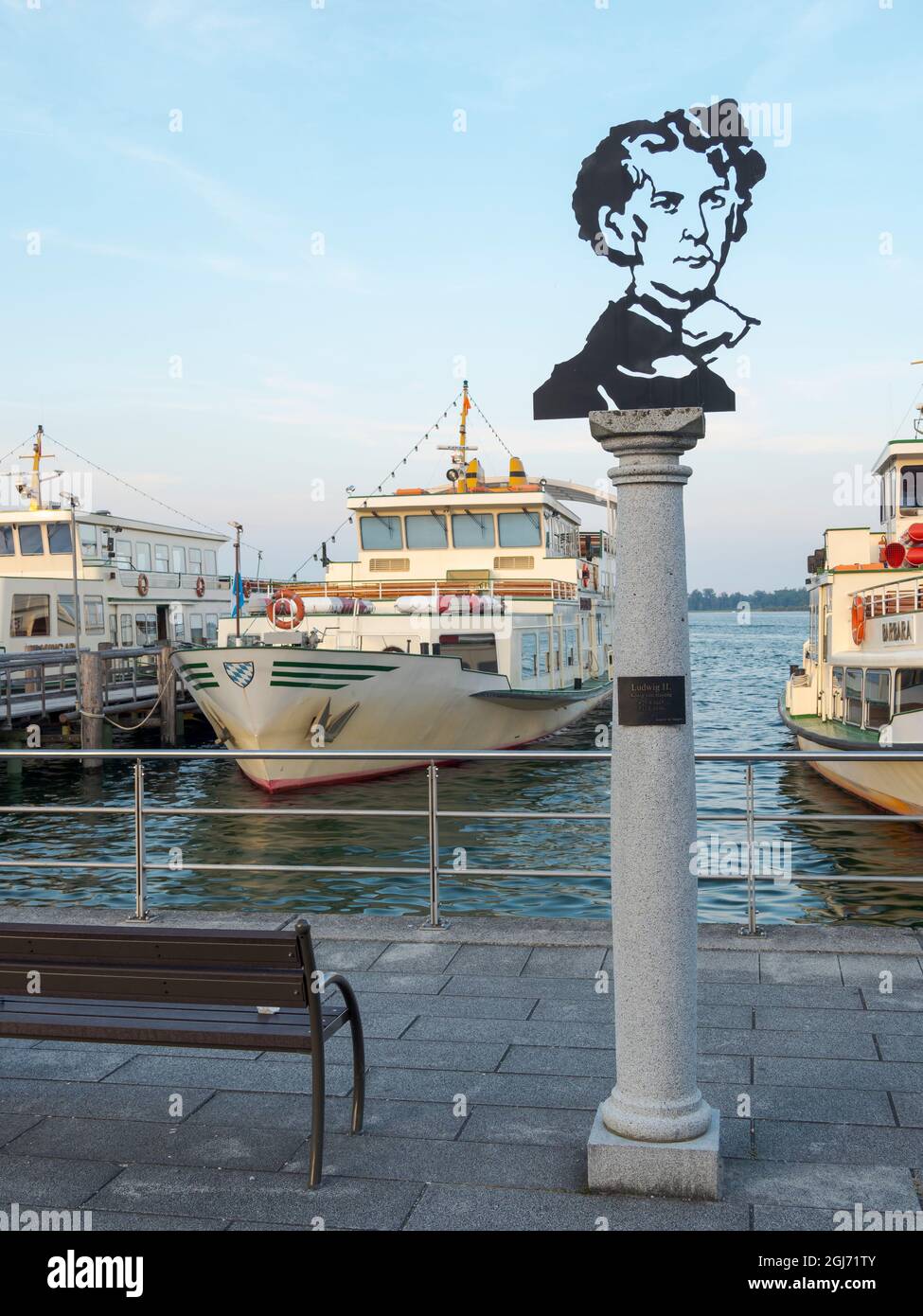 Monumento commemorativo di Ludovico II nel porto di Prien. Navi del Chiemsee Schifffahrt sullo sfondo. Lago Chiemsee nel Chiemgau. Lo stand Foto Stock