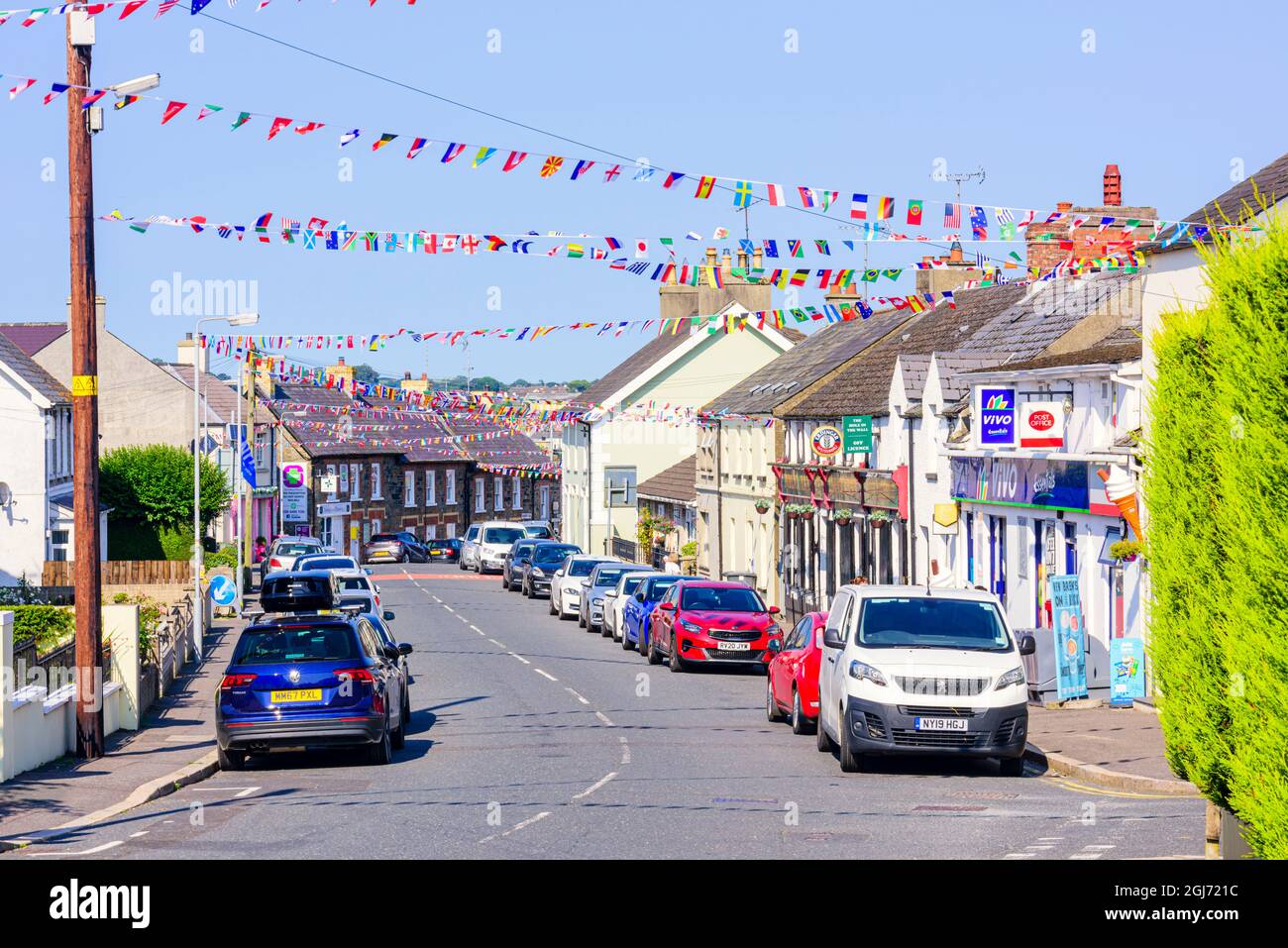 Bunting fatto da bandiere internazionali festoon il villaggio di Strangford, County Down, Irlanda del Nord, Regno Unito, Regno Unito. Foto Stock