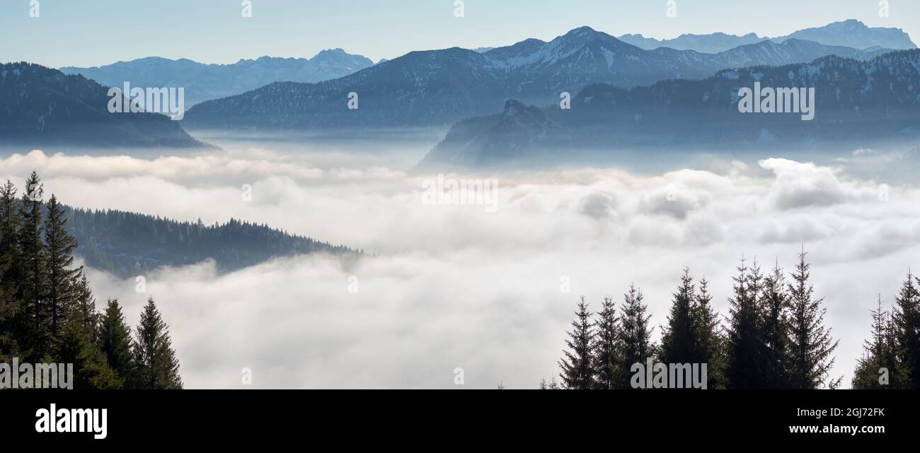 Vista dal Monte Hoernle su un mare di nebbia che nasconde la valle del fiume Ammer verso la catena montuosa di Wetterstein. alpi Bavaresi nei pressi di Unterammergau nel Foto Stock
