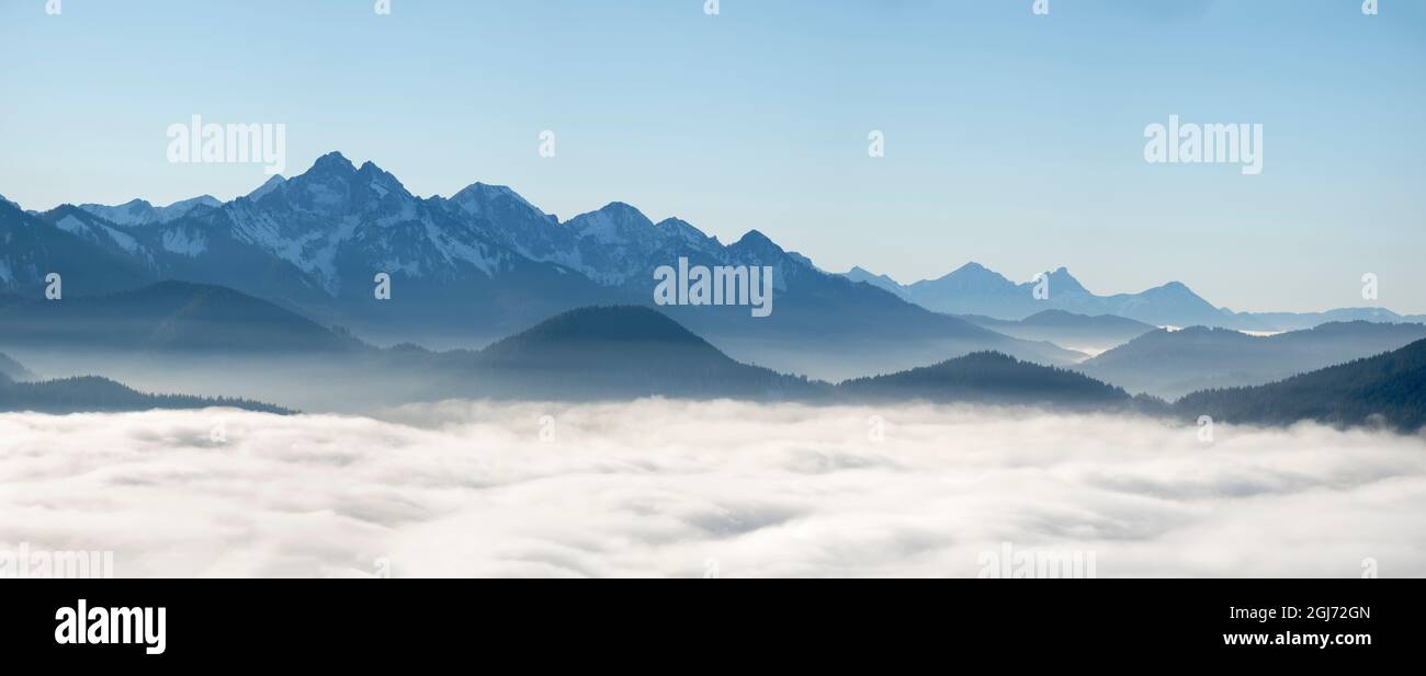 Vista dal Monte Hoernle su un mare di nebbia che nasconde la valle del fiume Ammer verso Fuessen. alpi Bavaresi nei pressi di Unterammergau, nel Werdenfelser Land Foto Stock