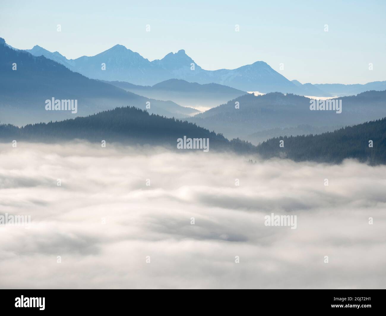Vista dal Monte Hoernle su un mare di nebbia che nasconde la valle del fiume Ammer verso Fuessen. alpi Bavaresi nei pressi di Unterammergau, nel Werdenfelser Land Foto Stock