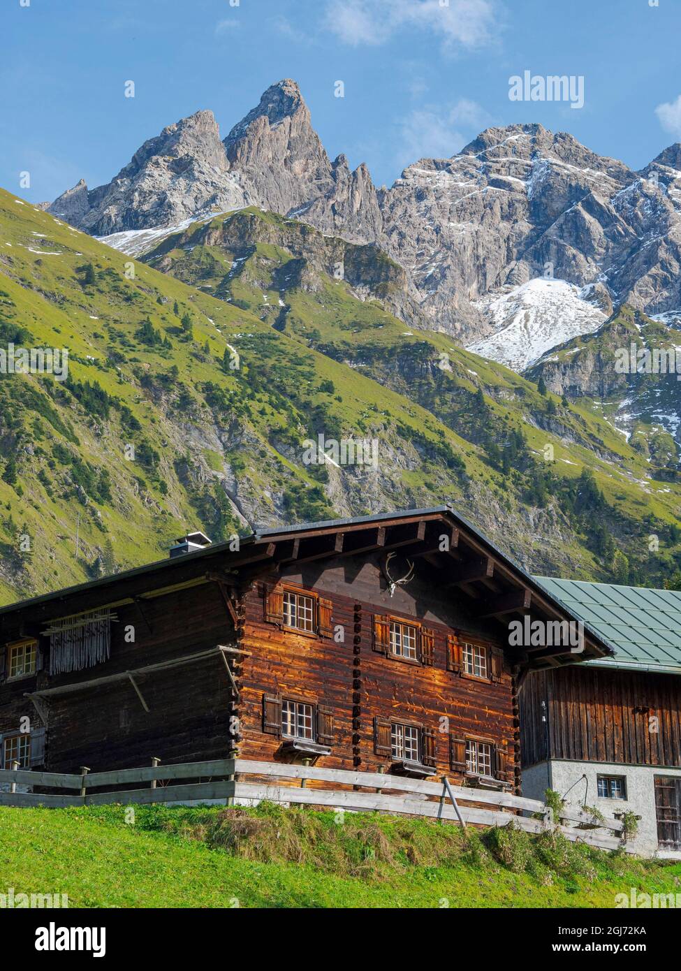 Il borgo storico Einodsbach nella valle Stillachtal vicino Oberstdorf. Monte Trettachspitze e Monte Madelegabel sullo sfondo. Germania, Baviera Foto Stock