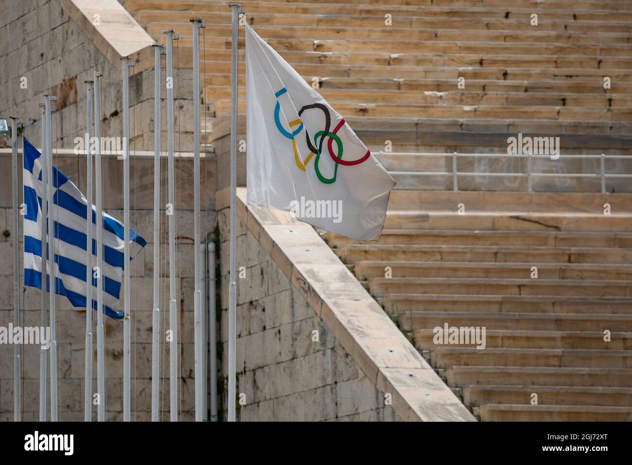 Bandiere olimpiche che soffiano nel vento di fronte al Panathenaic (Kallimarmarmaro) Stadio Olimpico 1896 Atene, Grecia. Foto Stock