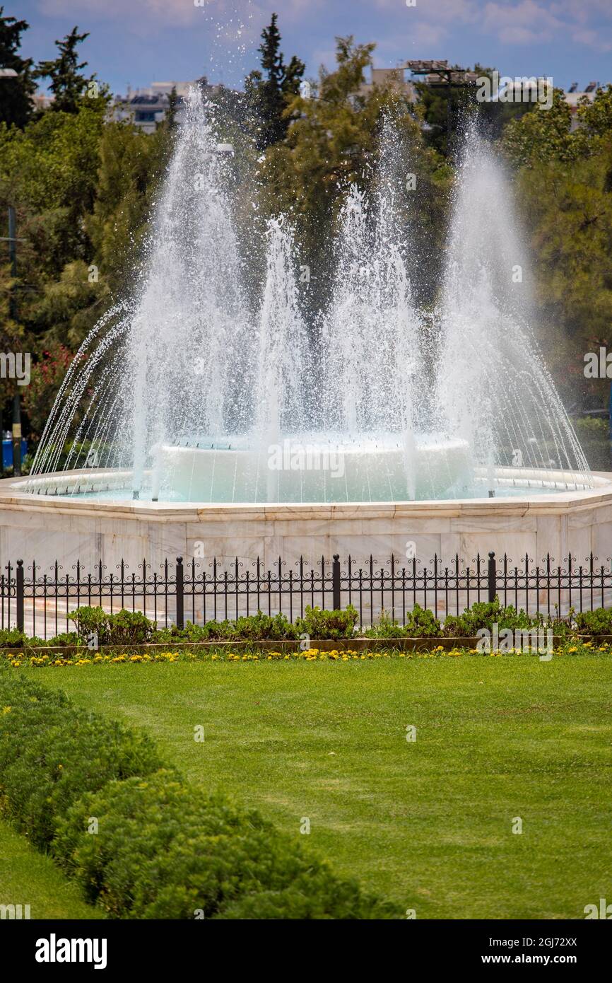 Fontana all'esterno dell'edificio Zappeion nel Giardino Nazionale di Atene, Grecia. Foto Stock