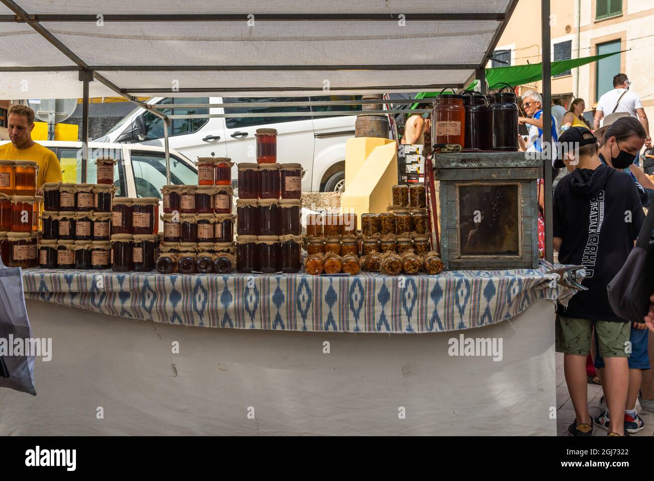Sineu, Spagna; settembre 08 2021: Mercato settimanale di cibo, artigianato e animali nella città di Mallorcan di Sineu nel periodo post-coronavirus. Stallo Foto Stock