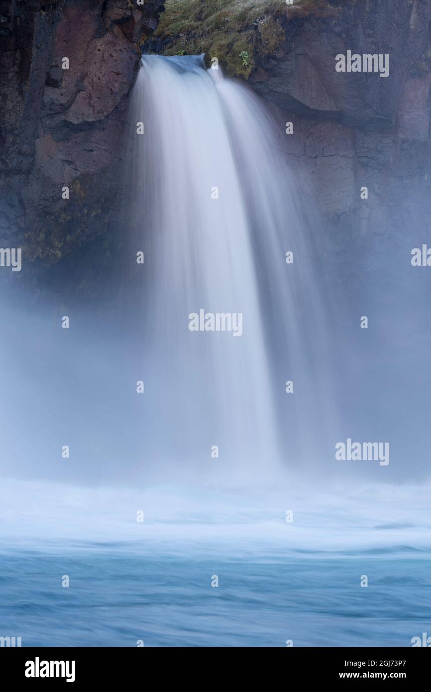 Islanda, cascata di Godafoss. Ci sono molti dettagli dalla cascata che si estende per oltre 30 metri. Foto Stock