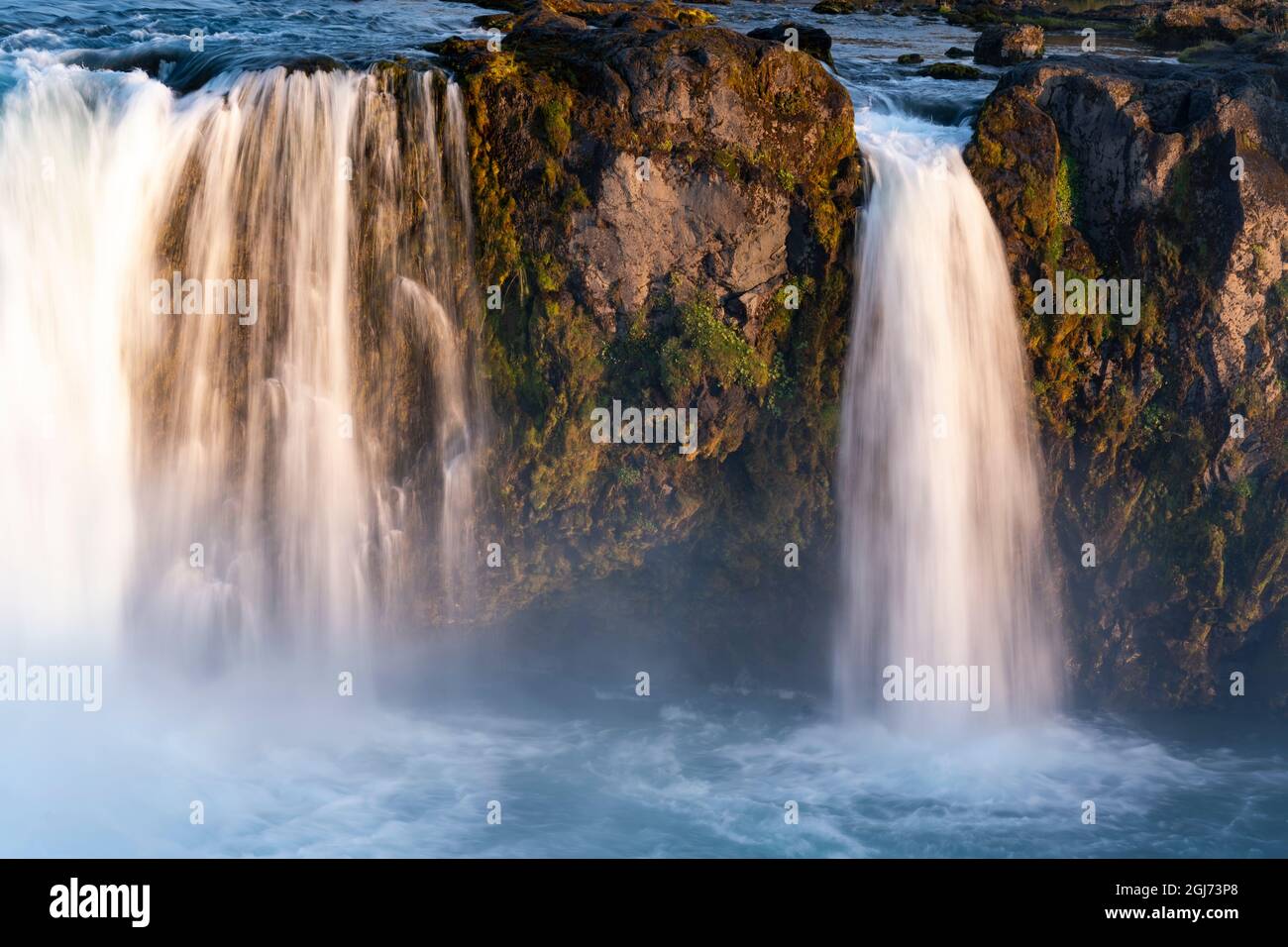 Islanda, cascata di Godafoss. Ci sono molti dettagli dalla cascata che si estende per oltre 30 metri. Foto Stock