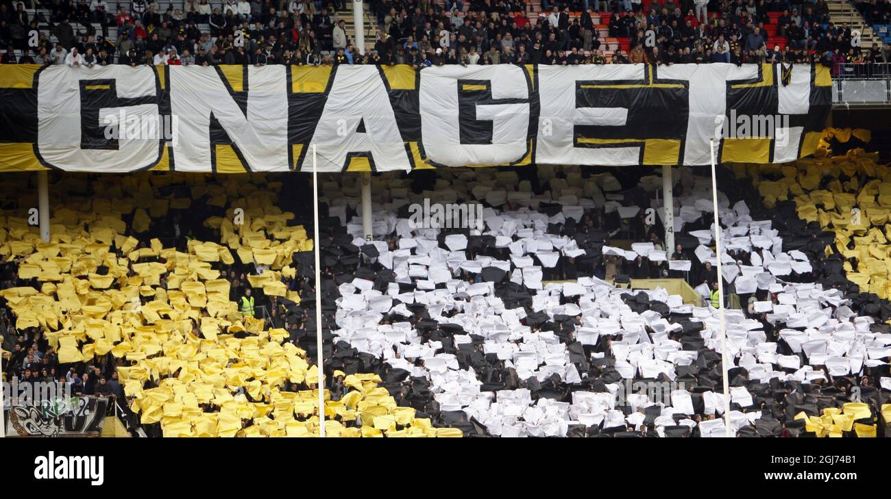 AIK tifosi con un banner che dà il soprannome del club 'lo gnaw' Foto Stock